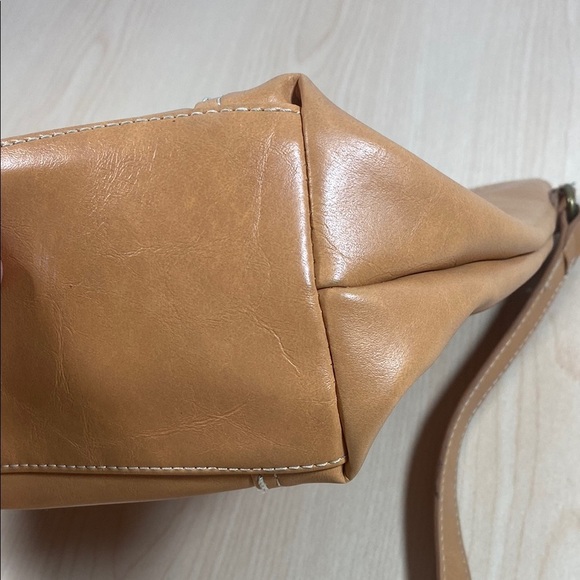 Relic Tan Shoulder Bag with Sleek Design - Picture 9 of 10